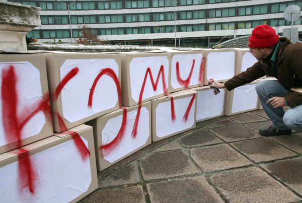 Импровизираната стена на протестиращите