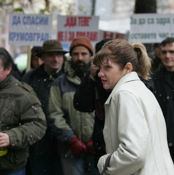 Екоминистър Нона Караджова се срещна с протестиращите