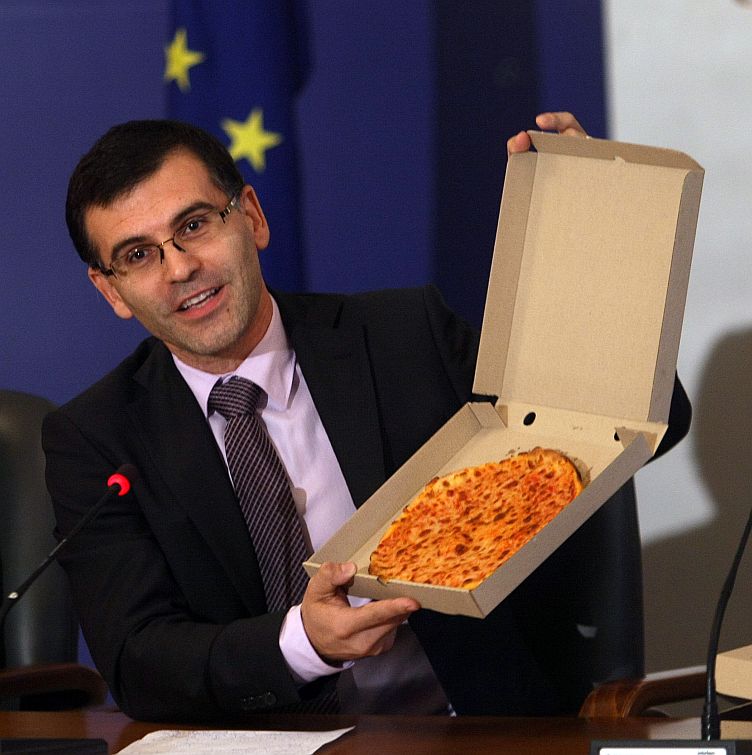 След пресконференцията на Симеон Дянков, вече две пицарии предлагали пица на негово име