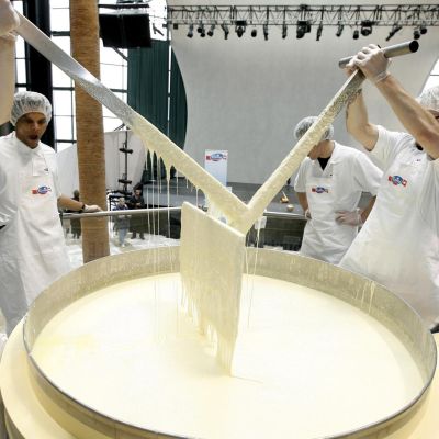 В 180 фирми сиренето е от мляко, в 60 има растителни мазнини