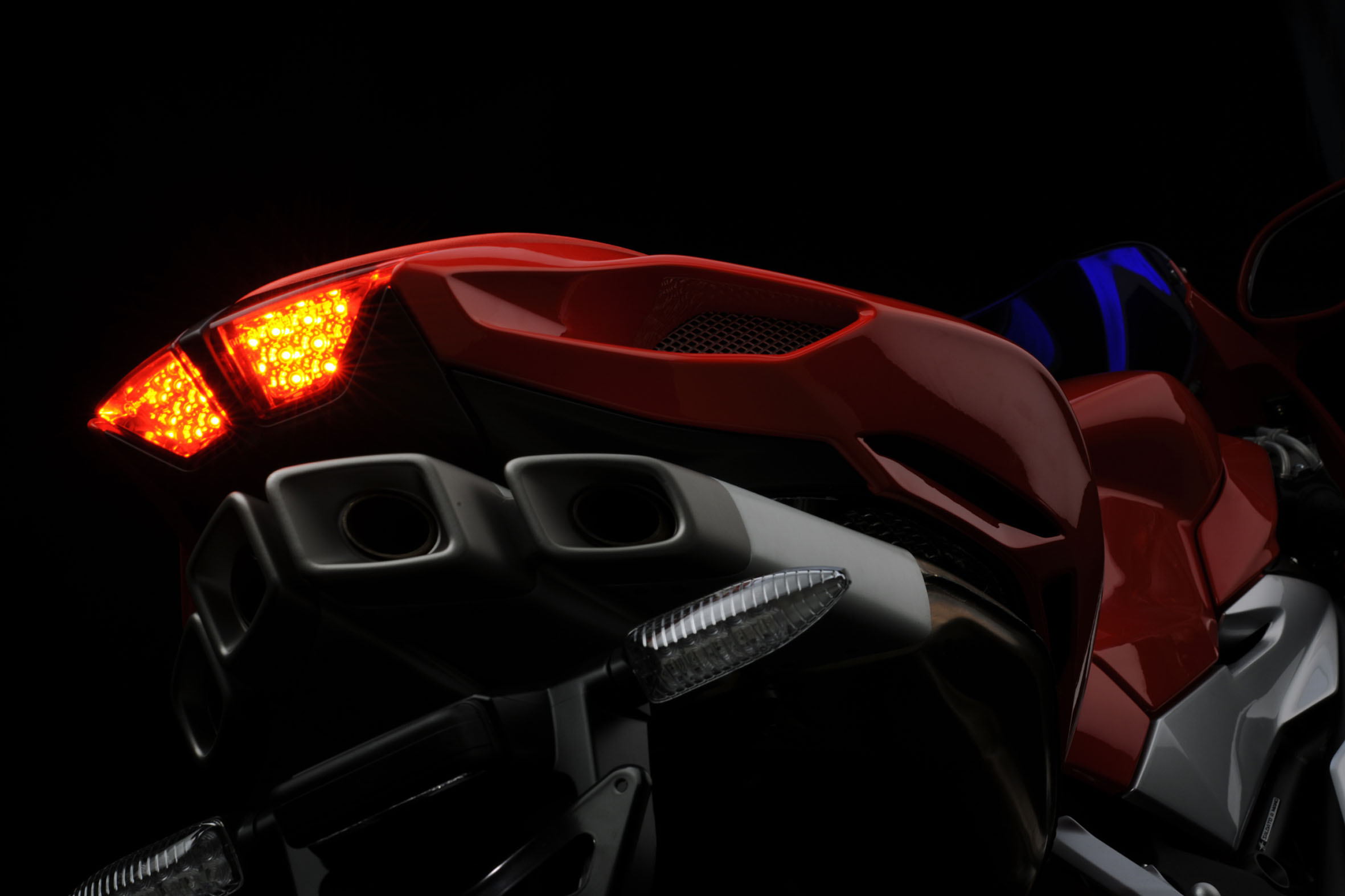 MV Agusta пусна предпремиерно видео на F4 1000