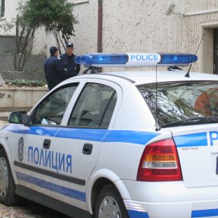 Неизвестен ограбва жени с нож в центъра на Бургас