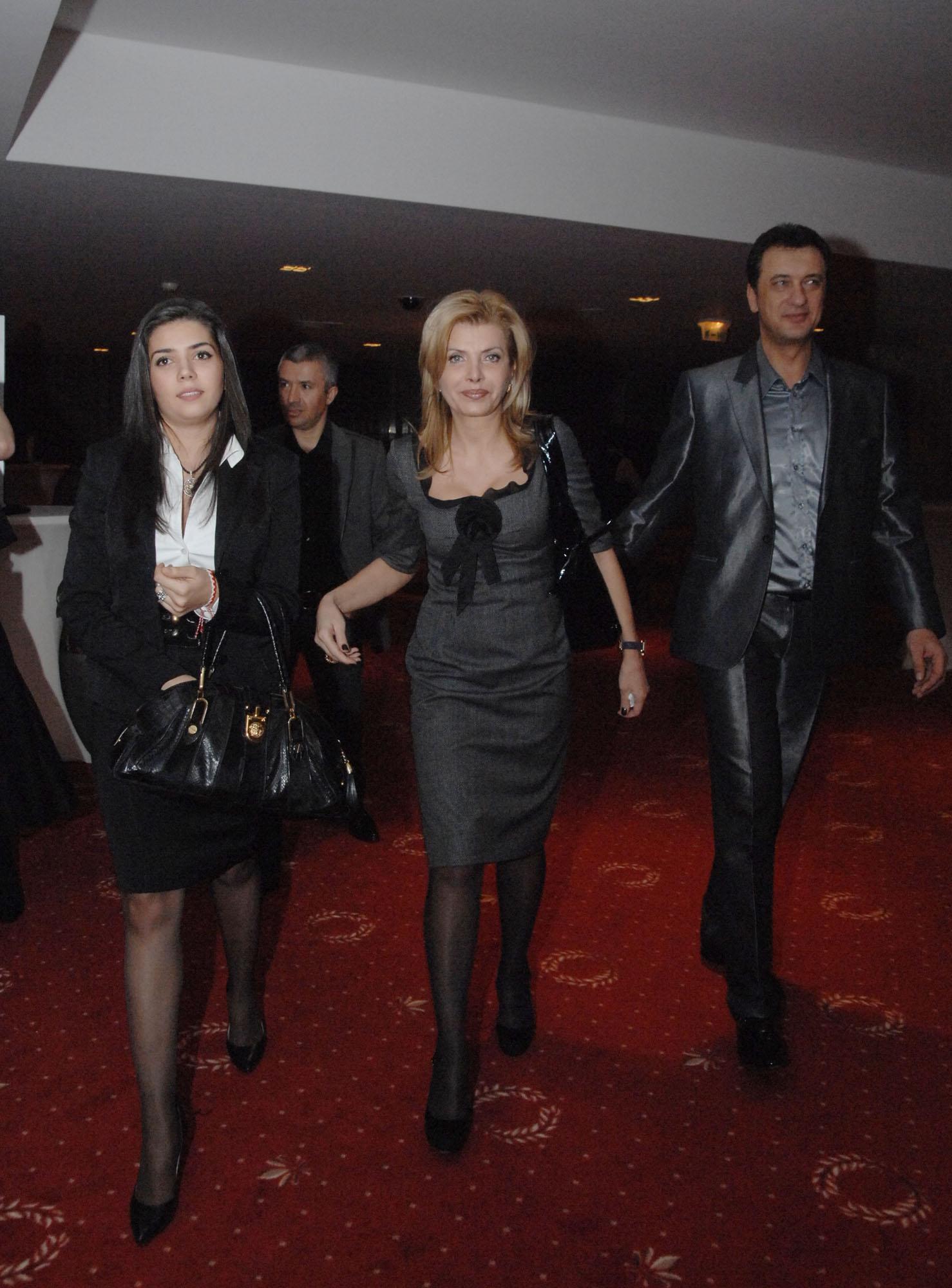 Петя Славова с приятеля си Светослав Радев и дъщеря си Жени