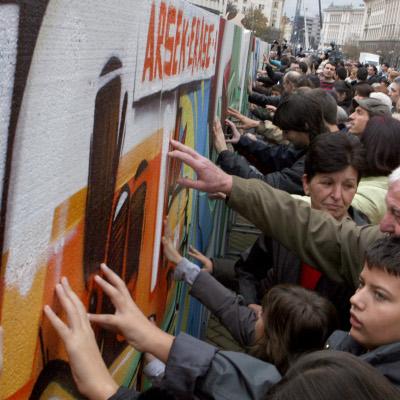 Стотици бутнаха софийската ”Стена”