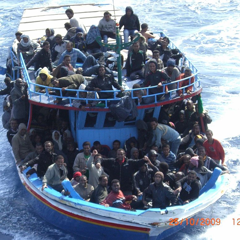 Хиляди нелегални имигранти се опитват да стигнат до Италия с кораби (Сн. Архив)