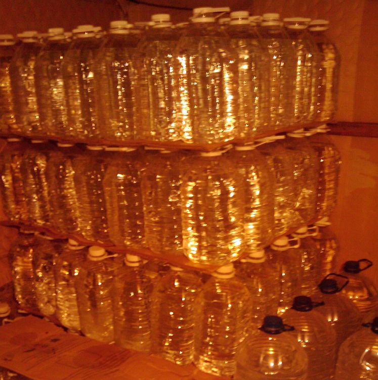 4000 литра нелегален наливен алкохол откриха митничари в склад в пловдивското село Моминско