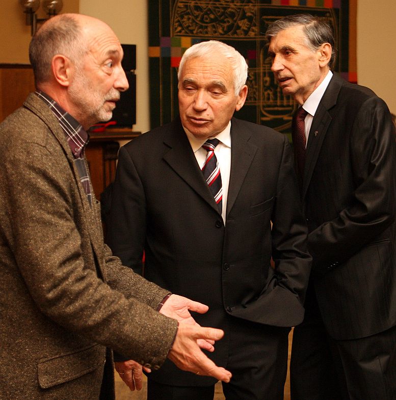 Иван Павлов (л), д-р Желю Желев (ц) и Ивайло Трифонов (д) по време на срещата