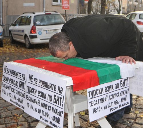 Марков целуна националното знаме в знак на протест