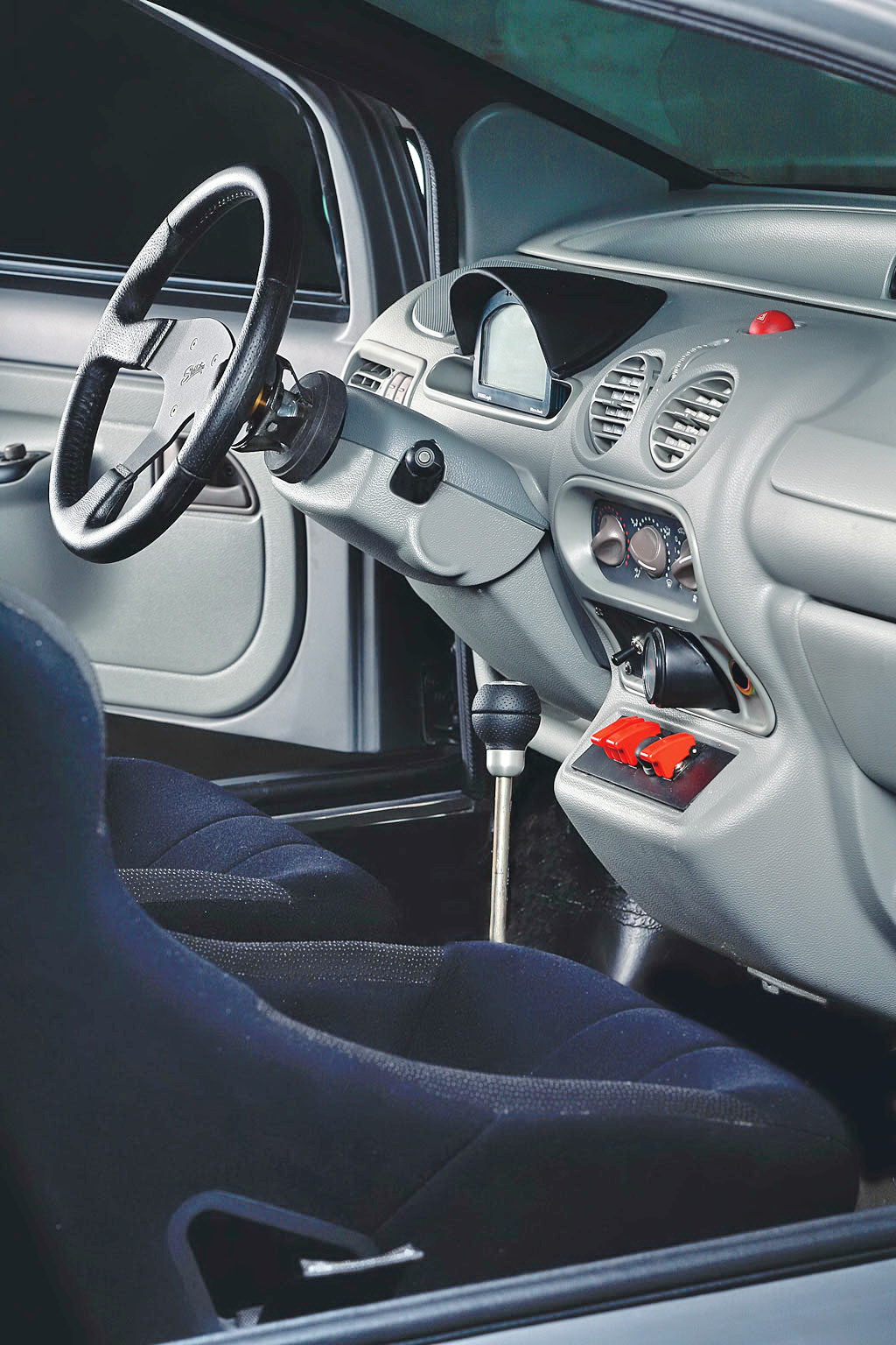 Монтираха V8 двигател от Range Rover на Renault Twingo