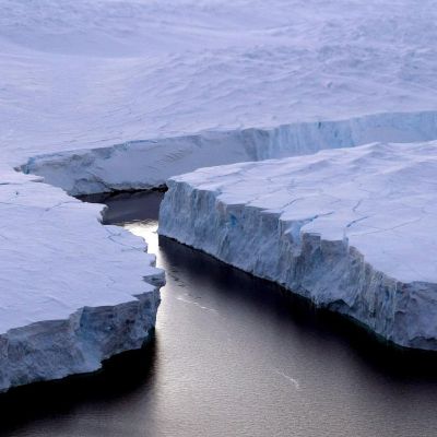Изобилие от живот в езеро, затрупано с 3 км лед