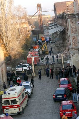 Гражданска защита с часове издирва втория затрупан мъж
