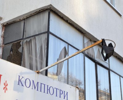 Изпочупените прозорци в съседен на ресторанта блок