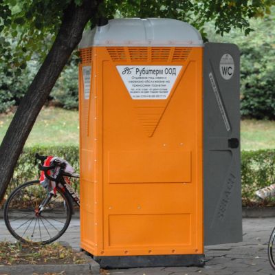 Химическа тоалетна ”ароматизира” силно центъра на града