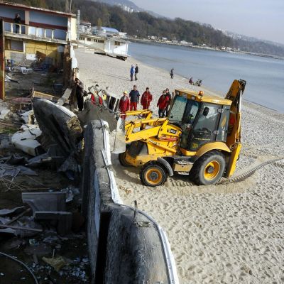 Багер събори чалга заведение на плажа