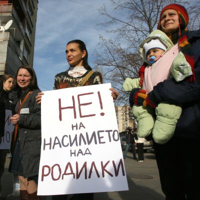 Родилки на протест срещу грубо отношение към тях