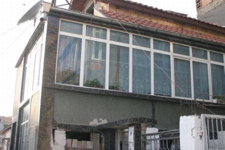 При претърсване в къщи, магазини и автомобили на четиримата са открити 13 тетрадки със списъци на хора