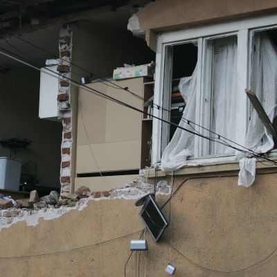 Мъж изхвърли газова бутилка от балкона, тя гръмна