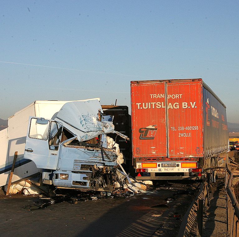 Два ТИР-а се удариха челно на Околовръстното