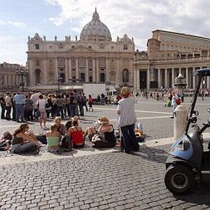 Разследват Ватикана за пране на пари