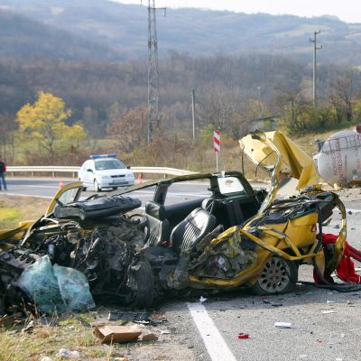 Цистерна се обърна и заля път с олио