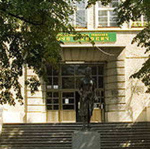 Порно с 15-годишна скандализира гимназия