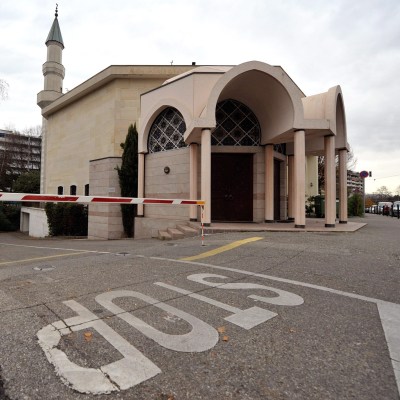 Минарето на голяма джамия в Женева