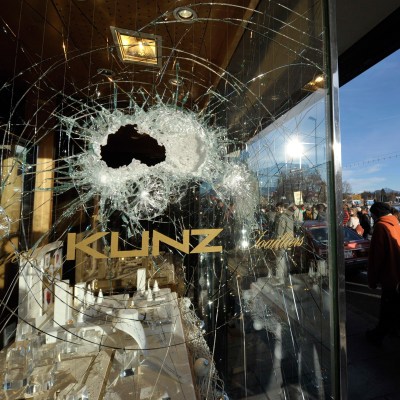 Антикапиталистически демонстранти счупиха днес прозорци на банки и часовникари в централната част на Женева
