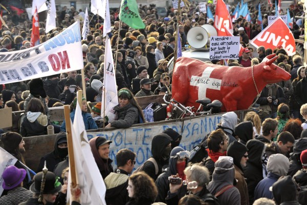 Според организаторите в протеста в Женева са участвали около 5000 души