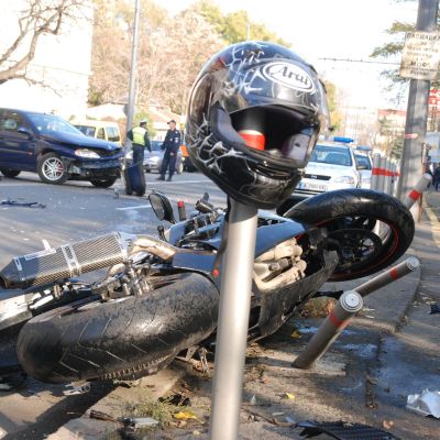 Моторист едва оцеля след тежка катастрофа