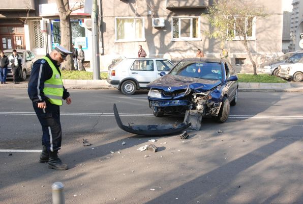 Полицай оглежда катастрофиралия автомобил ”Рено”