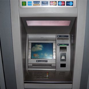 На гърците да се наложи таван при теглене на пари от банкоматите, предвижда една от мерките