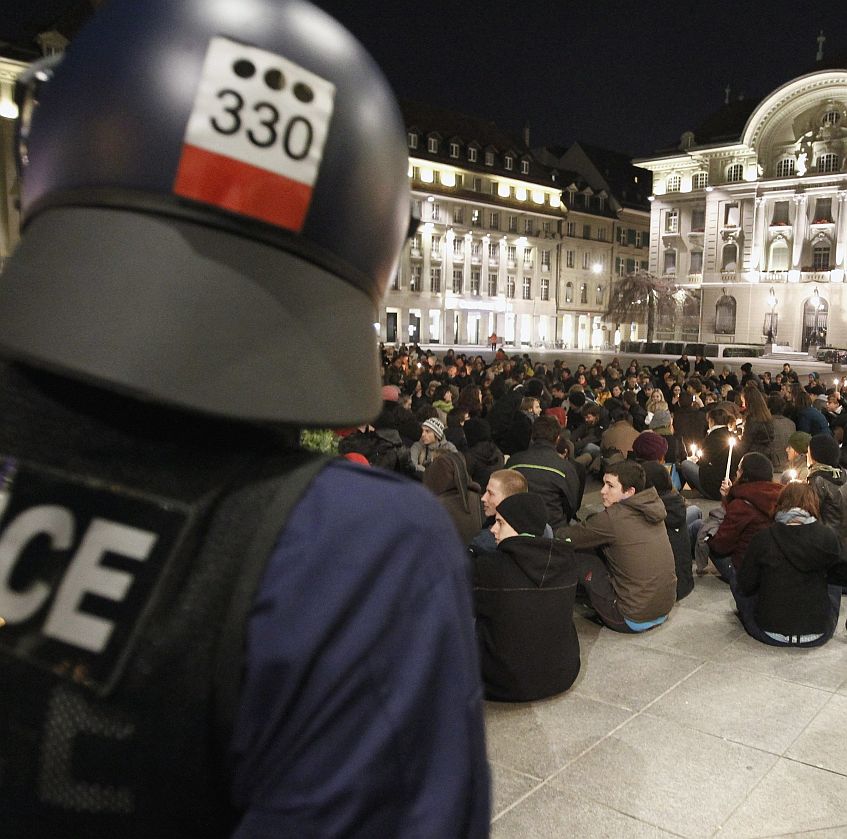 2009 г. - Протестиращи в Берн против забраната за строителство на нови минарета