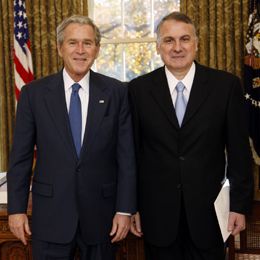 В сайта на българското посолоство е качена снимка на Петков с президента Джордж Буш