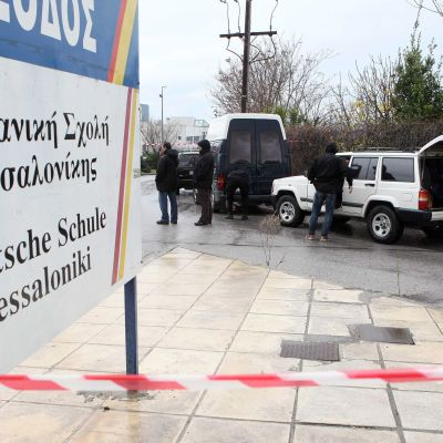 Въоръжен мъж държа заложници в колеж в Солун