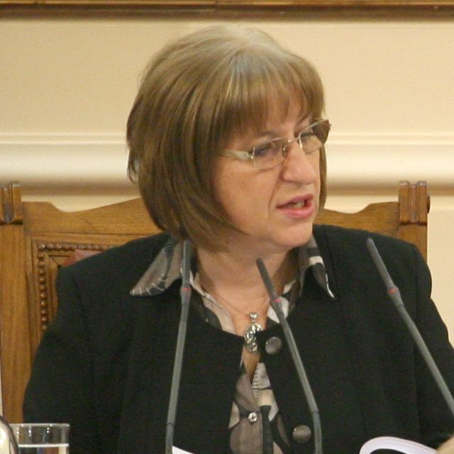 Цачева заличи групата на РЗС в парламента