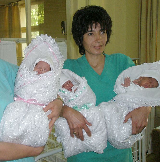 Тризнаци се появяват на бял свят веднъж на 8000 раждания