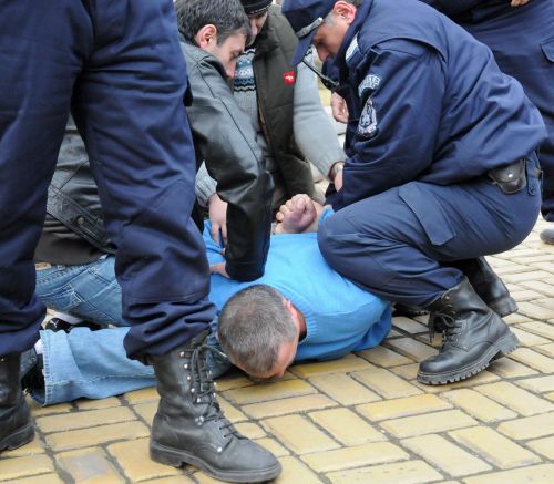 Служителите на реда използваха електрошок, за да го укротят