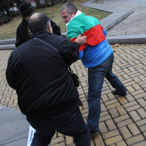 Росен Марков протестират срещу новините по БНТ на турски език