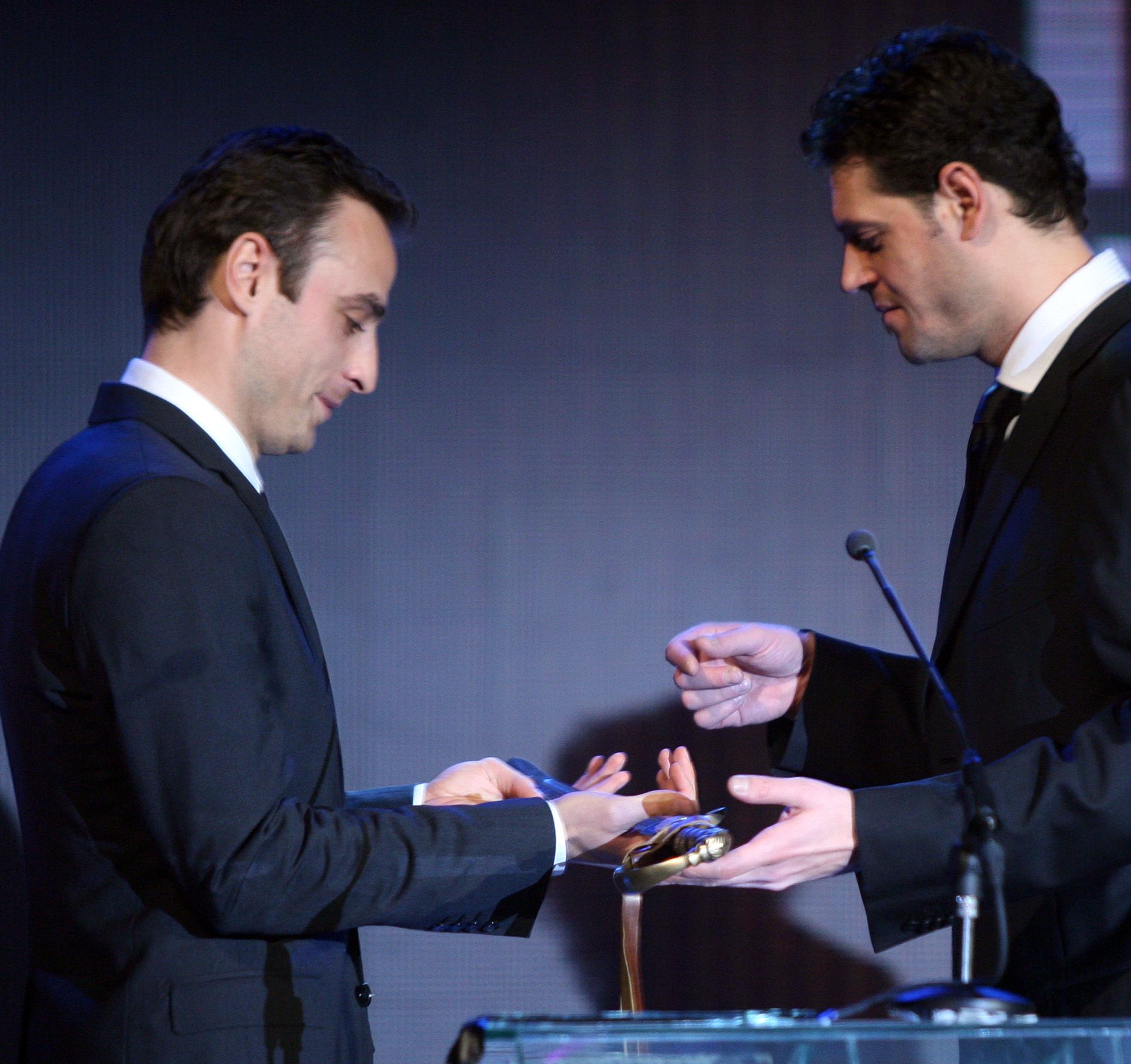 Двама победители. Пламен Константинов връчва сабята на Мъж на годината 2009 Димитър Бербатов