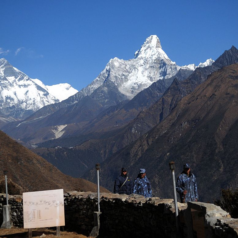 Непалски полицаи охраняват пътя, по който ще минат министрите, за да стигнат до подножието на върха
