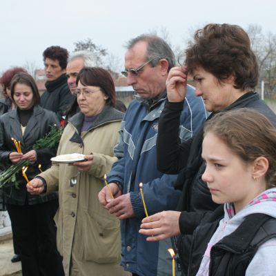 Майката направи панахида на гроба на Стоян