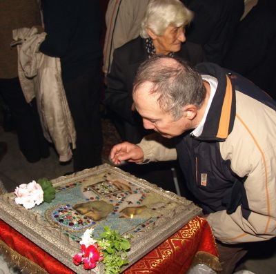 Даряват Бургас със свещенна стъкленица за Никулден