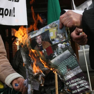 Суходолци изгориха лика на премиера