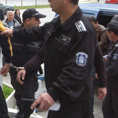 Затворник издъхва, докато го конвоират до съда