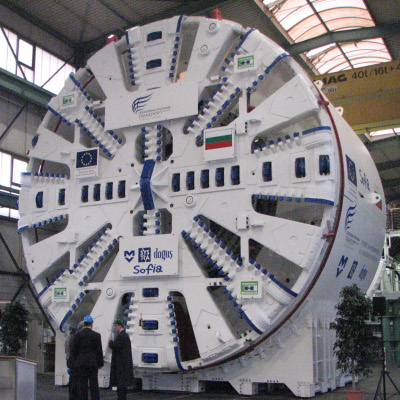 Гигантска машина за метрото пристига по Дунав