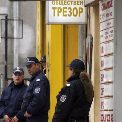 Полицията издирва въоръжените бандити, които пребили и закопчали с белезници пазачите