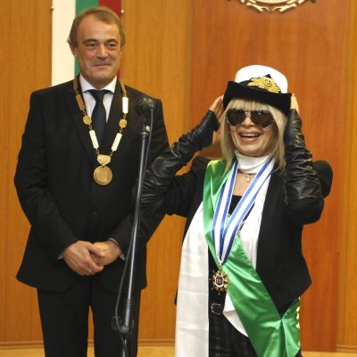 Лили Иванова получи почетен знак с лента на кмета на Варна