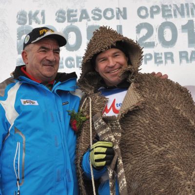 Кметът на Банско Александър Краваров и Марк Жирардели в ямурлук