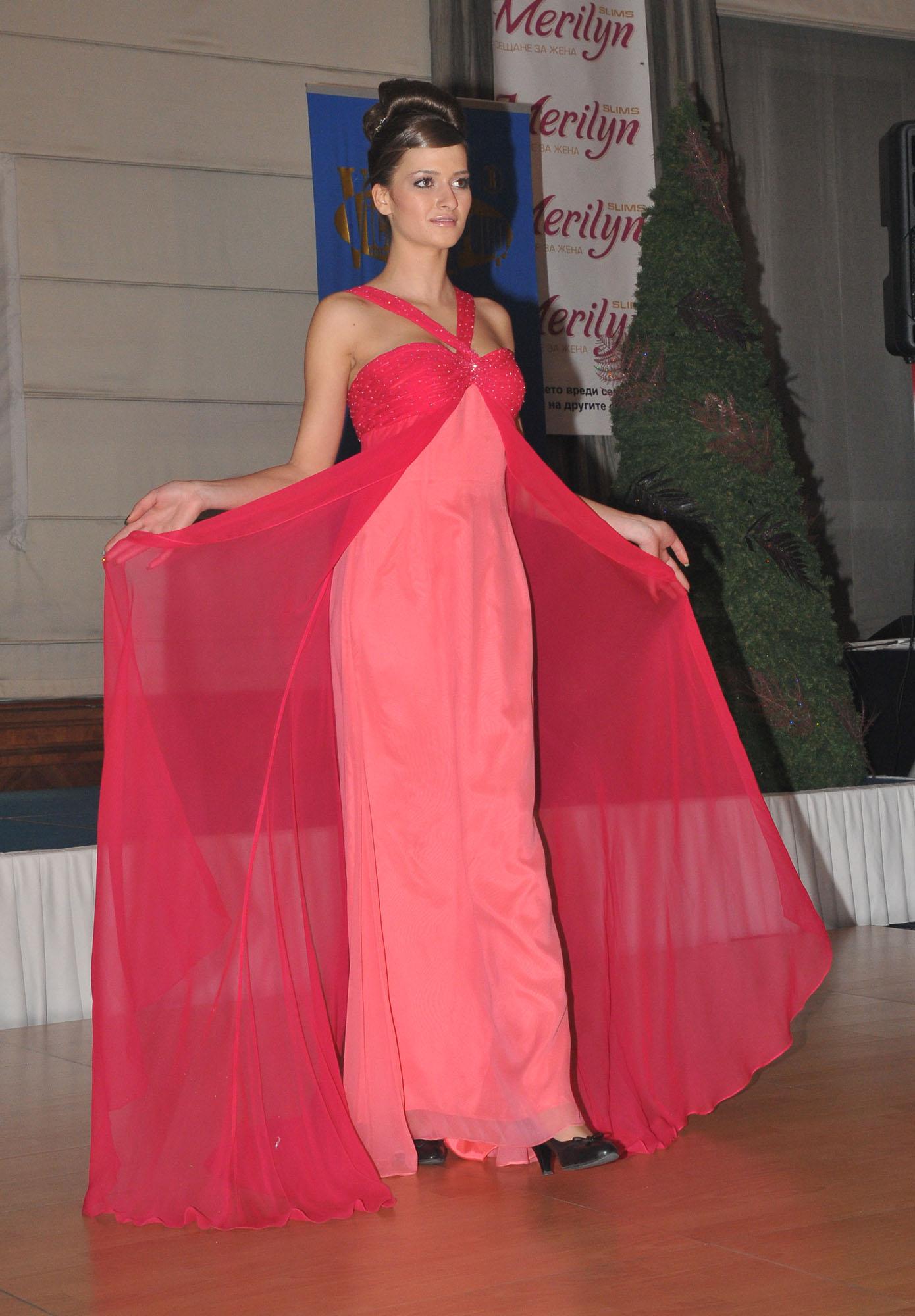 Модел на Pronovias
