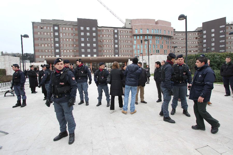 Полицаи охраняват болницата, в която лежи италианският премиер